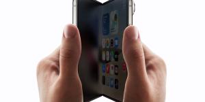فيديو عملي يكشف عن تصميم طي غير تقليدي في شاشة iPhone Duo المرتقب