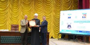 مفتي الجمهورية من جامعة الفيوم: الحوار والاحتكام إلى الأدلة ضرورة لمواجهة التضليل الفكري