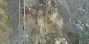 حوثيون يفجرون طريقاً جبلياً بين لحج وتعز ويسببون أضراراً زراعية