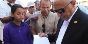 محافظ شمال سيناء يوصّل طلاباً إلى منازلهم خلال جولة ميدانية