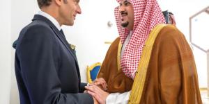 الرئيس الفرنسي يصل إلى الرياض وفي مقدمة مستقبليه نائب أمير المنطقة