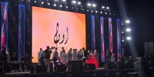 الكورال يتألق في احتفالات العيد القومي للسويس وأغاني وطنية تشعل حماس الحاضرين.. فيديو :اليوم السابع