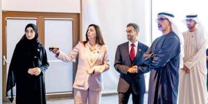ولي عهد أبوظبي يطلع على استثمارات إماراتية في الطاقة والرعاية الصحية باليونان