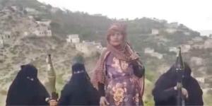أم الشهداء والقادة.. امرأة من صبر تظهر بسلاحها وتوجه رسالة قوية لمليشيا الحوثي