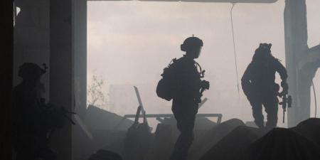الجيش الإسرائيلي يزعم استهداف فلسطينيين اثنين عبرا "الخط الأصفر" بغزة