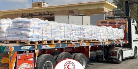 استجابة لأزمة الخبز.. الهلال الأحمر المصري أطلق 280 شاحنة دقيق وسلال غذائية إلى قطاع غزة