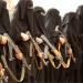 مسلحون حوثيون يتنكرون بعباءات نسائية للتسلل نحو باب المندب