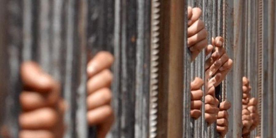 ضبط متهمين بانتحال صفة موظفين نصبًا على مواطن