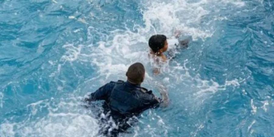 ضابط عراقي ينقذ شاباً من الغرق بقفزه في المسبح بزيه العسكري