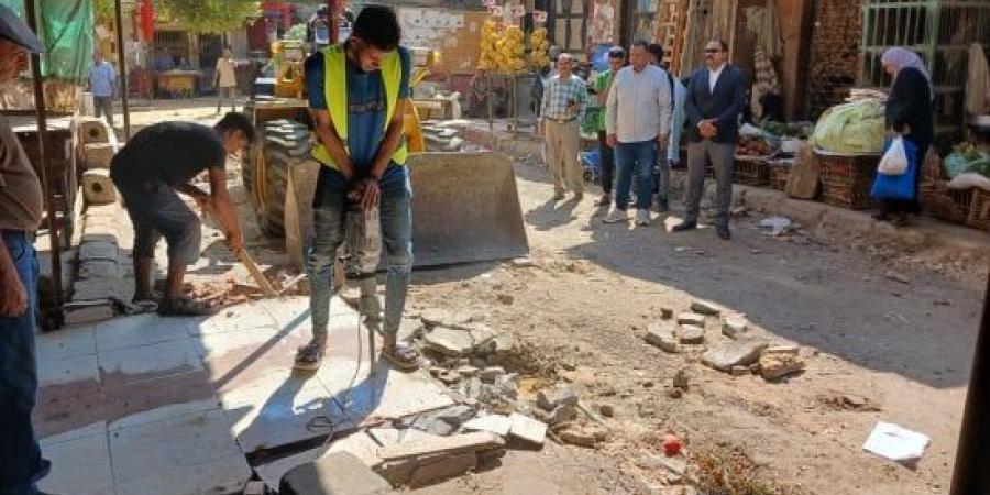 حى العجوزة يزيل تعديات المحلات بشارع السوق فى ميت عقبة لتوسعة الطريق.. صور :اليوم السابع