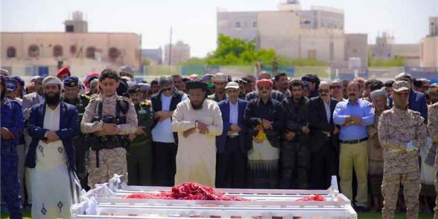 بحضور بن الوزير.. شبوة تشيع 75 شهيداً من منتسبي الأمن ضحايا الهجوم على المركز التدريبي