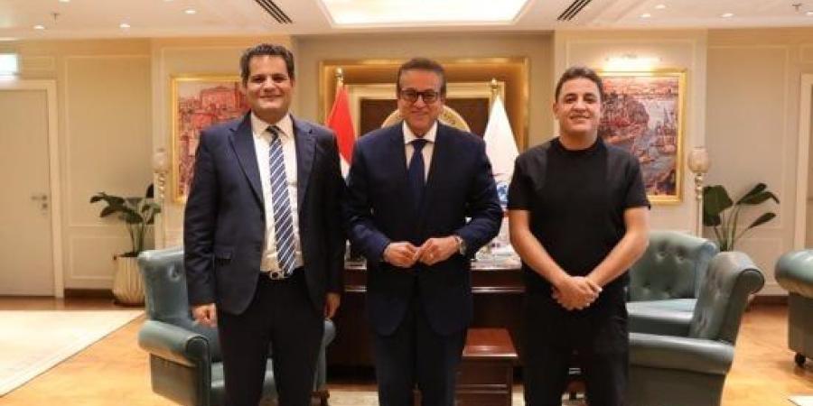 وزير الصحة يستقبل رئيس تحرير «بصراحة» والصحفي صاحب واقعة مستشفى 6 أكتوبر :اليوم السابع