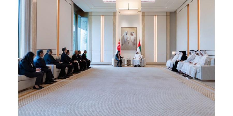 مكتوم بن محمد: الإمارات وسنغافورة نموذجان عالميان لاقتصاد لا تحدّ الجغرافيا نموّه
