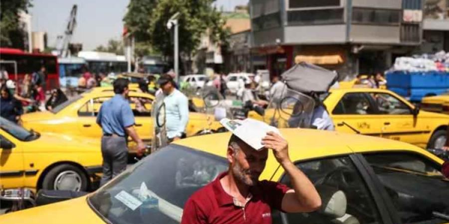 أكثر من 50 ألف طبيب خارج المهنة في إيران.. أطباء يتحولون إلى سائقي أجرة هربا من الغلاء