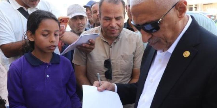 محافظ شمال سيناء يوصّل طلاباً إلى منازلهم خلال جولة ميدانية