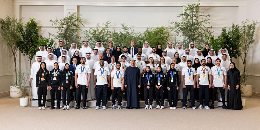 محمد بن زايد يستقبل فريق الجوجيتسو الفائز بميداليات آسيوية
