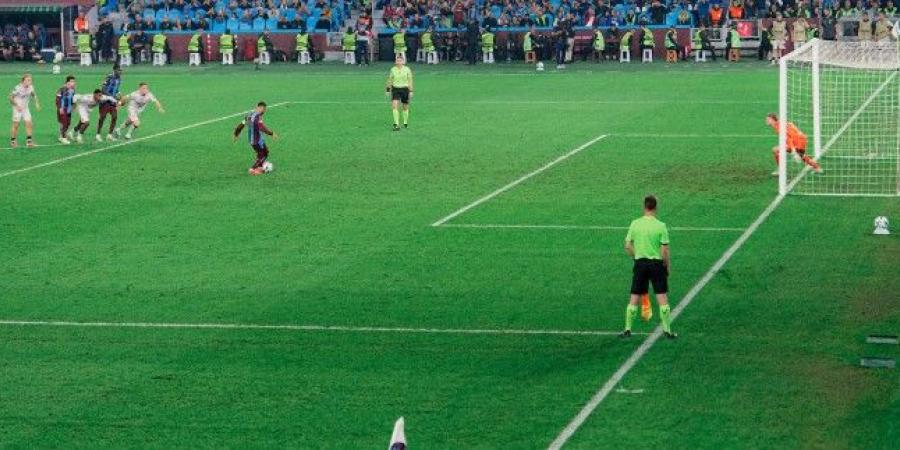 صلاح يسجل ويصنع في فوز طرابزون على هارتس بدوري المؤتمر الأوروبي