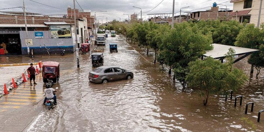 أمطار غزيرة تُغرق شوارع ومنازل في شمال بيرو