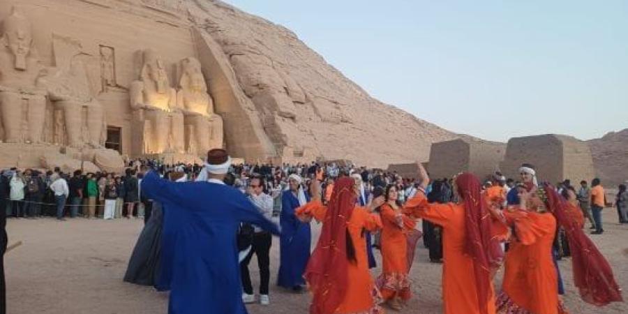 7 فرق شعبية تقدم عروضها الختامية أمام معبد أبوسمبل مع تعامد الشمس