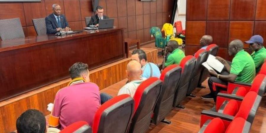 بيراميدز يرتدي القميص الأزرق أمام المريخ بنتيو في دوري الأبطال