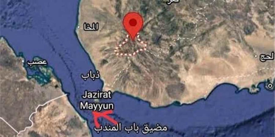 مليشيا الحوثي تحفر أنفاقاً وتنصب منصات صواريخ ومسيّرات بالوازعية قرب باب المندب