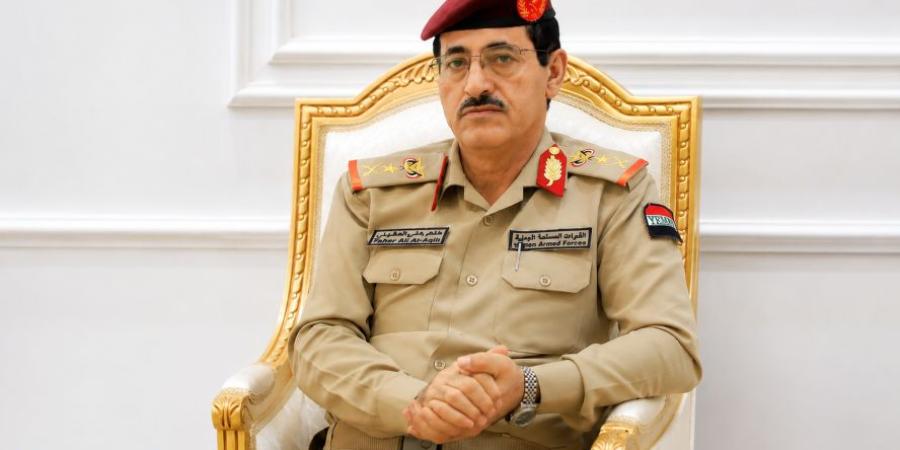 وزير الدفاع ينفي استهداف التجمعات القبلية ويشدد على التزام القوات المسلحة بالقانون الدولي