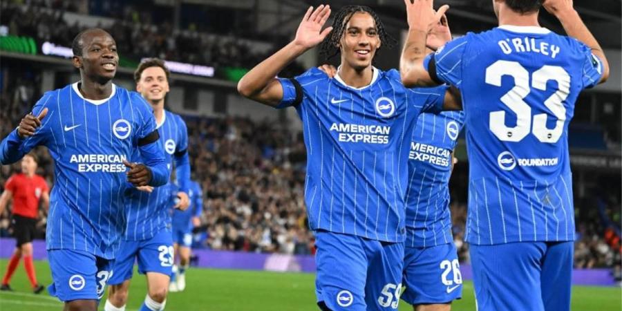 مهاجم برايتون يتغزل في يونس إبراهيم بعد أسيست دوري المؤتمر الأوروبي