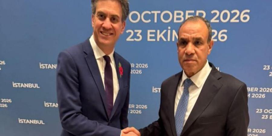 وزير الخارجية يبحث مع نظيره البريطاني مستجدات الأوضاع الإقليمية