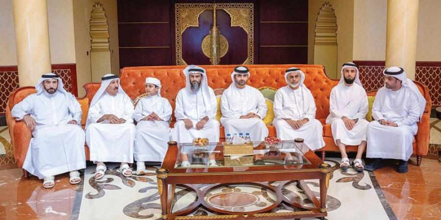 منصور بن محمد يقدم واجب العزاء في وفاة خليفة بن ضاعن المهيري