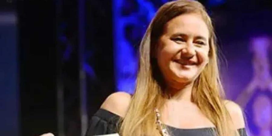 نيللي كريم تخطف الأنظار بإطلالة كاجوال من الجونة وتكشف تطورات «الفيل الأزرق 3»