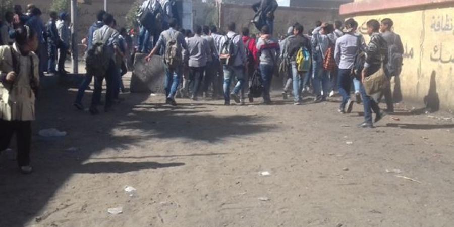 ضبط طالب لاتهامه بالتشاجر مع أصدقائه والتعدي عليهم بسلاح أبيض أمام مدرسة بالإسماعيلية