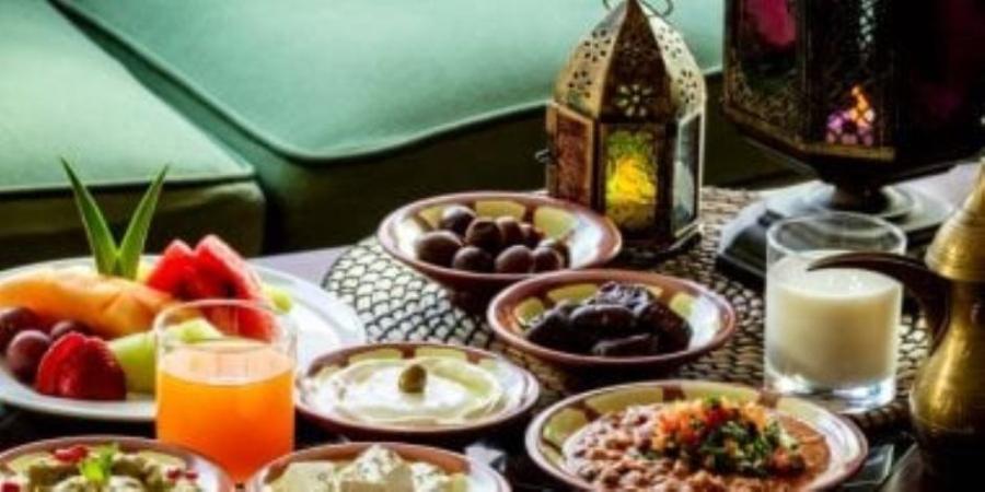 لماذا قلت العزومات في العصر الحالي بين زحمة الحياة وضغوط الضيافة؟