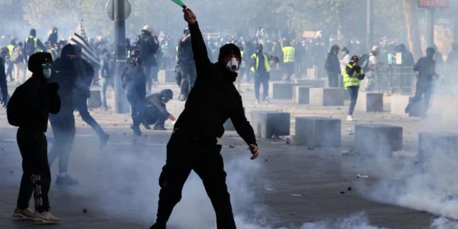 الشرطة الفرنسية: 110 آلاف شخص شاركوا في مسيرة احتجاجية بباريس انتهت باستخدام غاز مسيل للدموع وخراطيم مياه