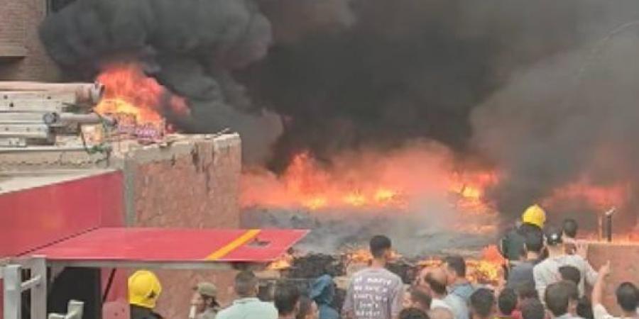 حريق يشتعل في أقفاص بأرض فضاء بقرية المنوات بأبو النمرس