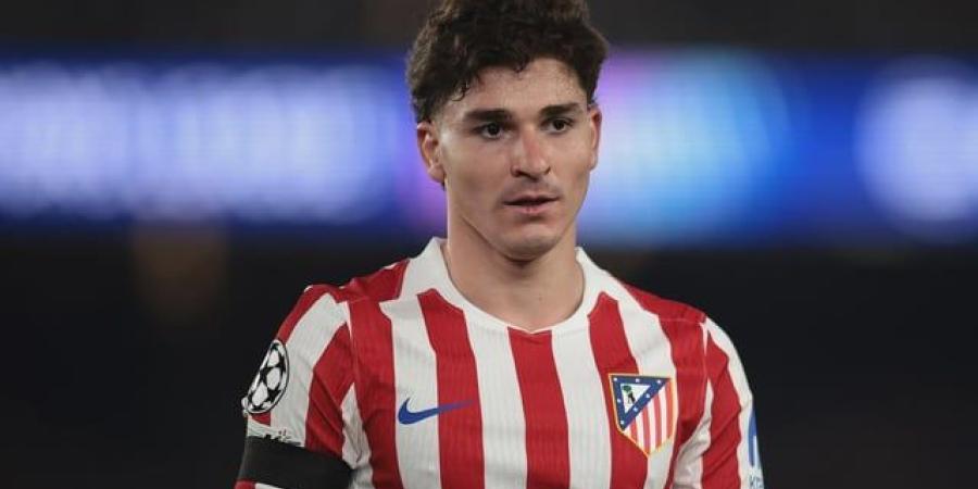 ألفاريز يعتذر لجماهير أتلتيكو مدريد عن رغبته في الانتقال إلى برشلونة